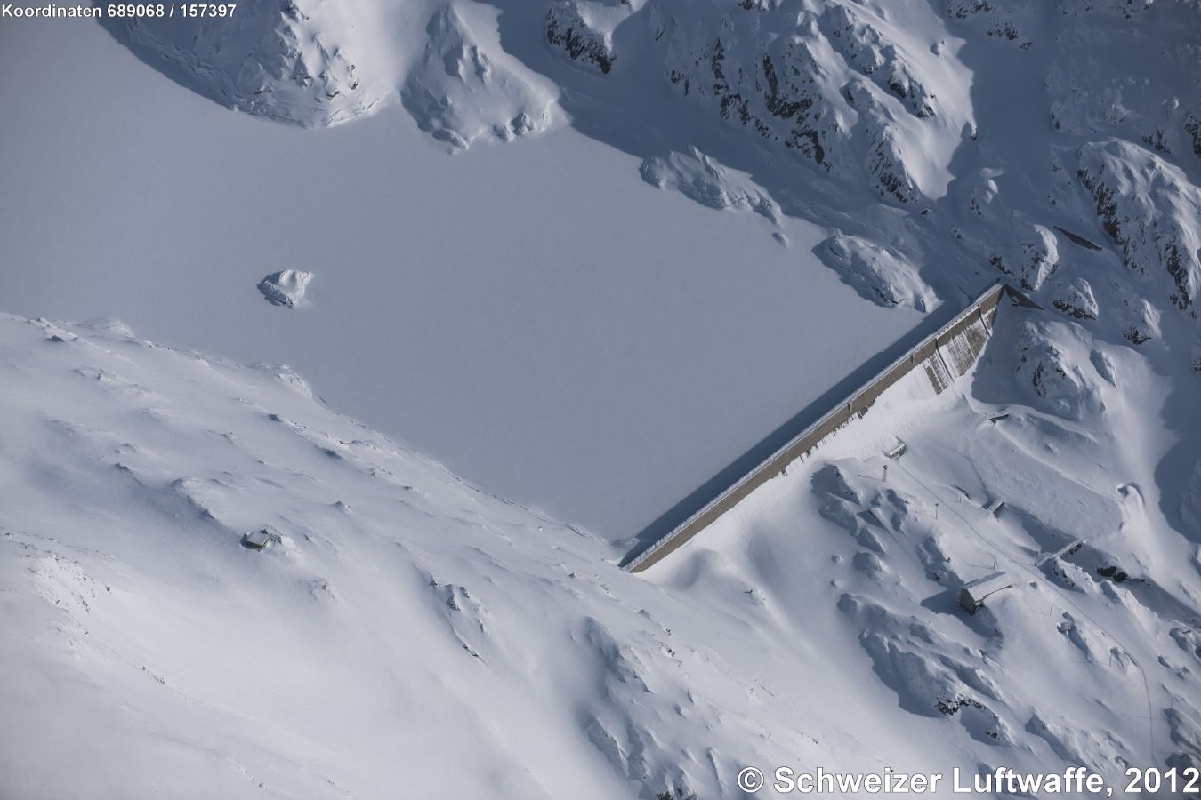 Lago della Sella; Gotthard (Position: 2'689'088.33, 1'157'442.85). Der mit einer Gewichtsstaumauer gestaute See wurde zwischen 1945 und 1947 erbaut, hat eine Mauerhöhe von 36 Metern, und die Mauerkrone ist 334 Meter lang.